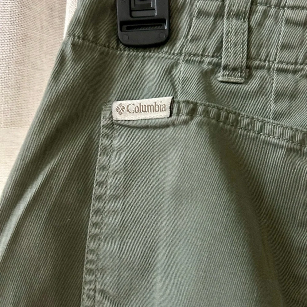 Columbia Olive Green Sporty Gorpcore Outdoor Skirt Front Button & Zip Size Small
